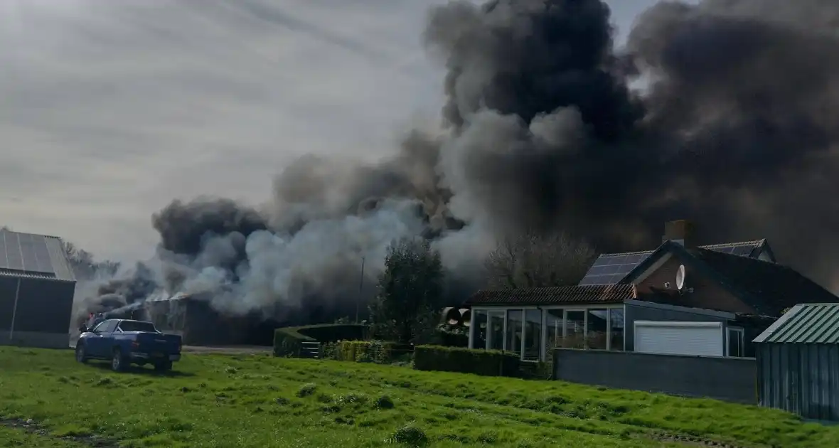 Hevige rookontwikkeling bij brand in loods