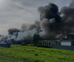 Hevige rookontwikkeling bij brand in loods