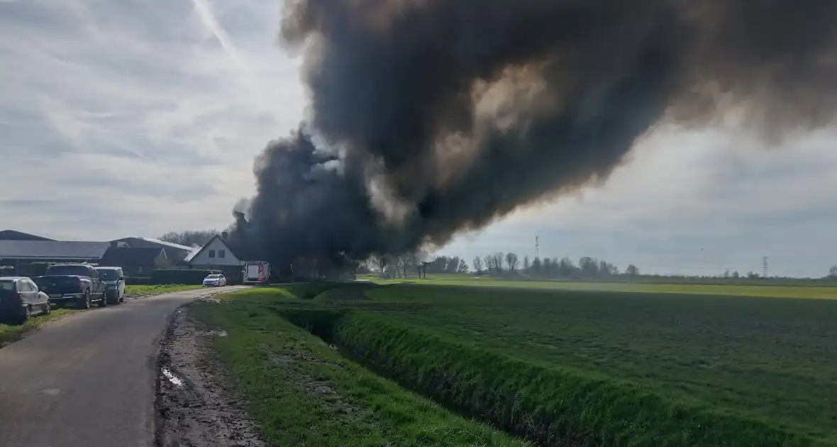 Hevige rookontwikkeling bij brand in loods - Foto 2