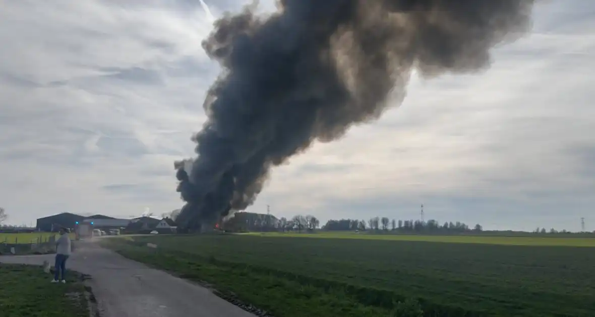 Hevige rookontwikkeling bij brand in loods - Foto 3