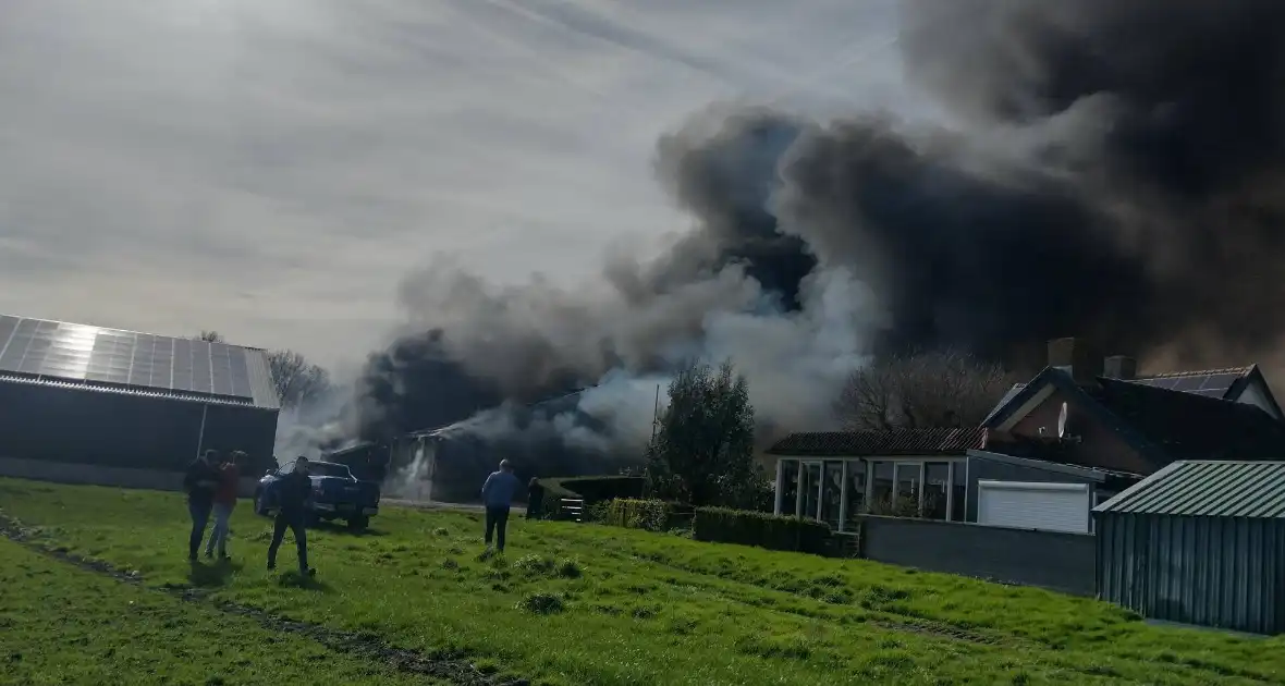 Hevige rookontwikkeling bij brand in loods - Foto 4