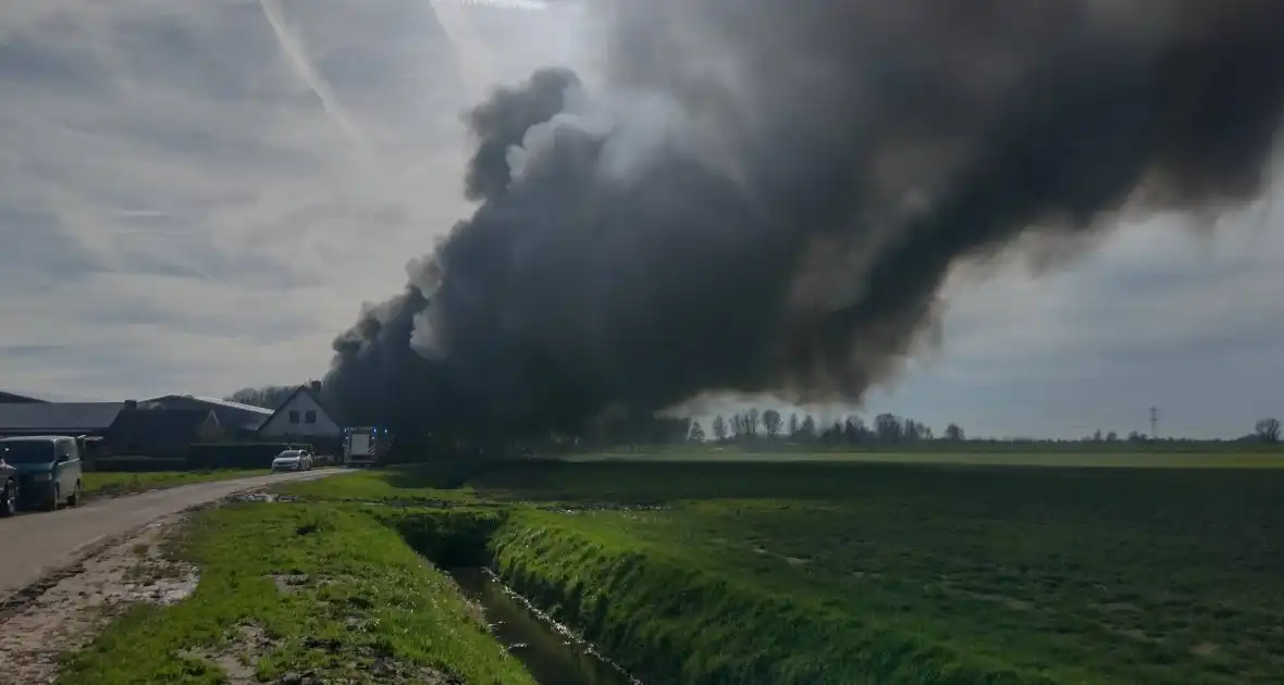 Hevige rookontwikkeling bij brand in loods - Foto 5