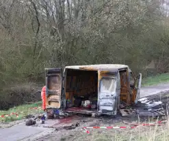 Uitgebrande bestelbus vol met chemische stoffen