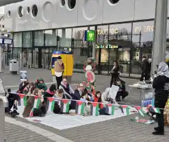 Tientallen pro-Palestijnse actievoerders gaan zitten uit protest tegen Gaza-oorlog