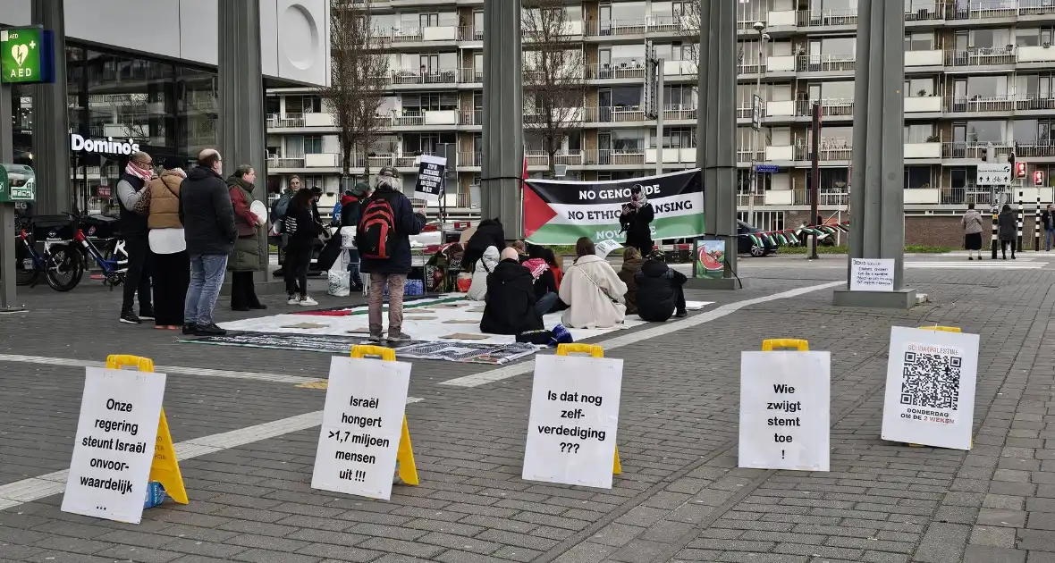 Tientallen pro-Palestijnse actievoerders gaan zitten uit protest tegen Gaza-oorlog - Foto 3