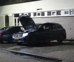 Twee auto's in brand in woonwijk