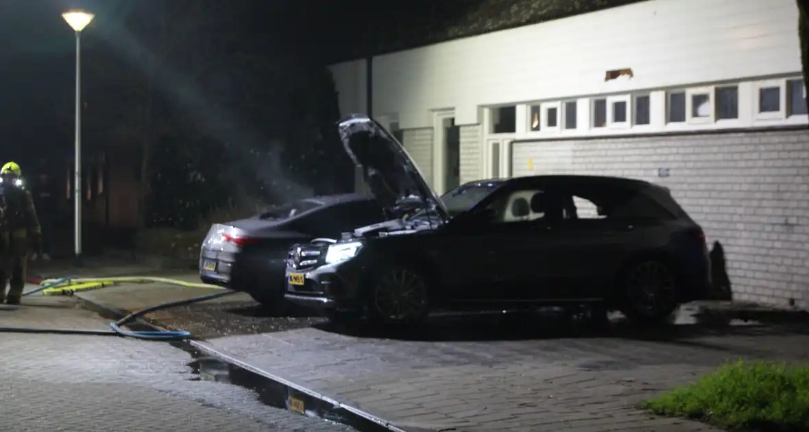 Twee auto's in brand in woonwijk - Foto 1