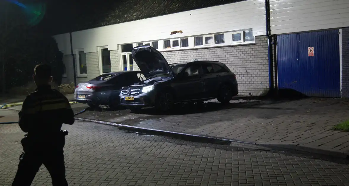 Twee auto's in brand in woonwijk - Foto 3
