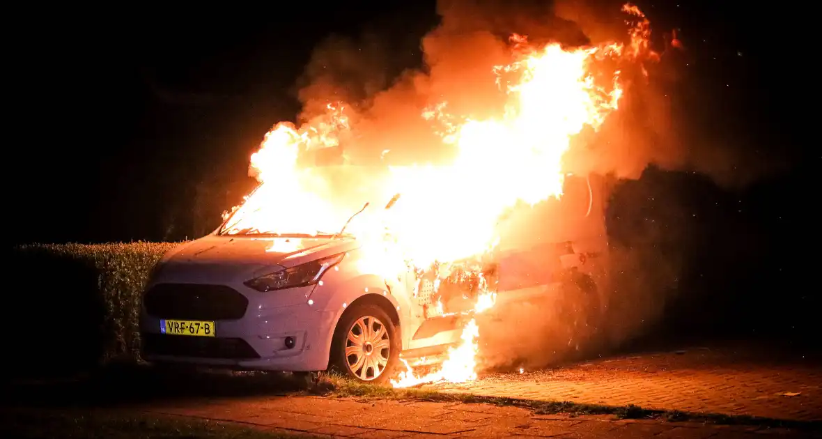 Metershoge vlammen slaan uit bestelbus