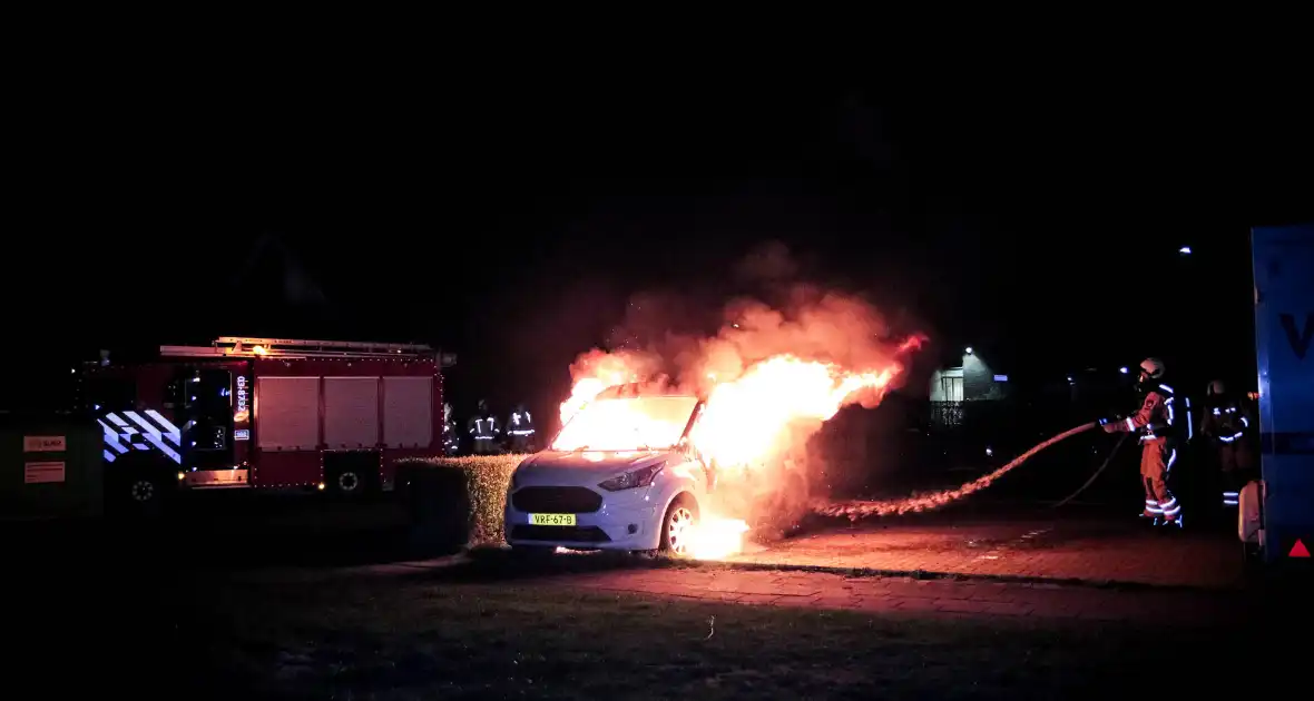 Metershoge vlammen slaan uit bestelbus - Foto 1