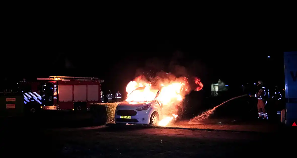 Metershoge vlammen slaan uit bestelbus - Foto 2