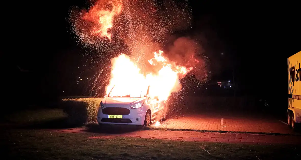 Metershoge vlammen slaan uit bestelbus - Foto 3