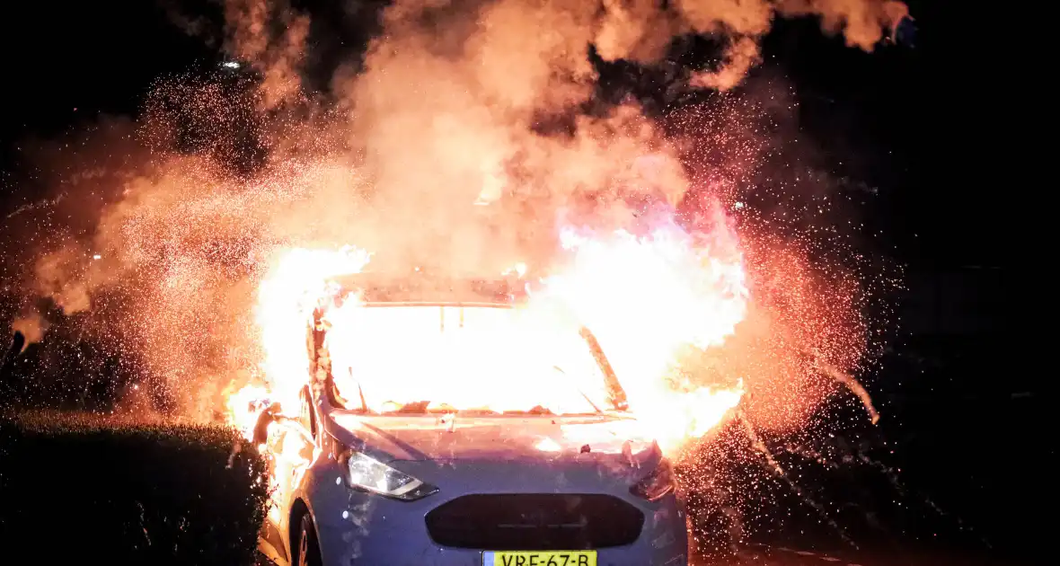 Metershoge vlammen slaan uit bestelbus - Foto 4