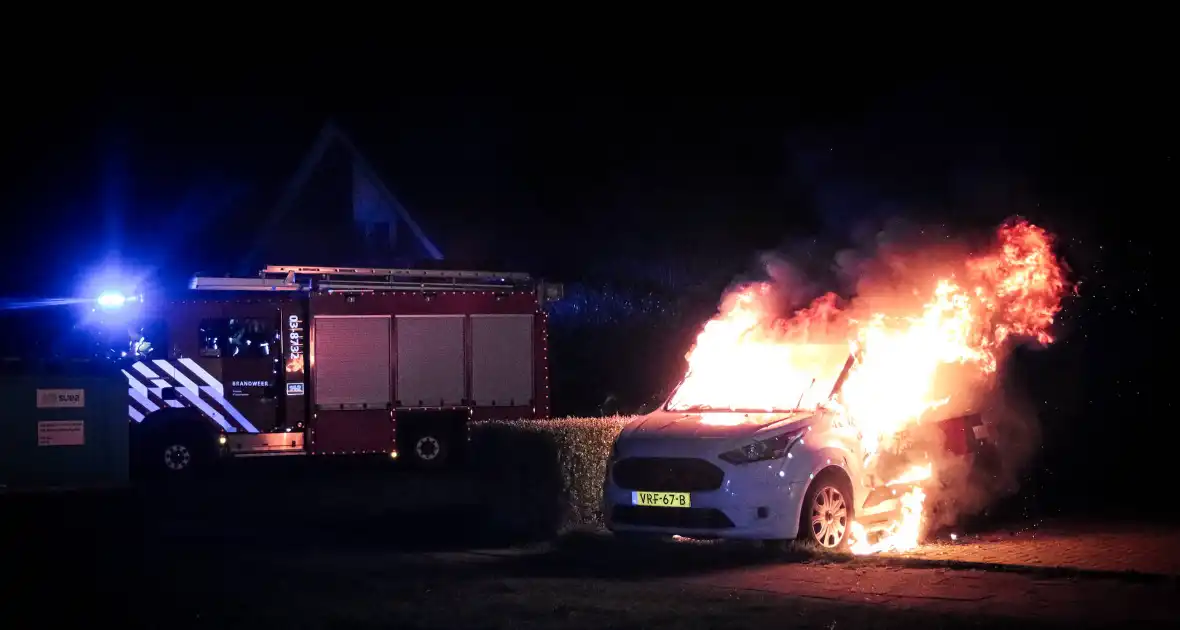 Metershoge vlammen slaan uit bestelbus - Foto 5