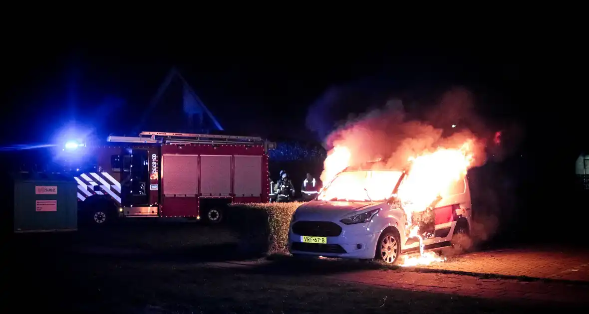 Metershoge vlammen slaan uit bestelbus - Foto 6