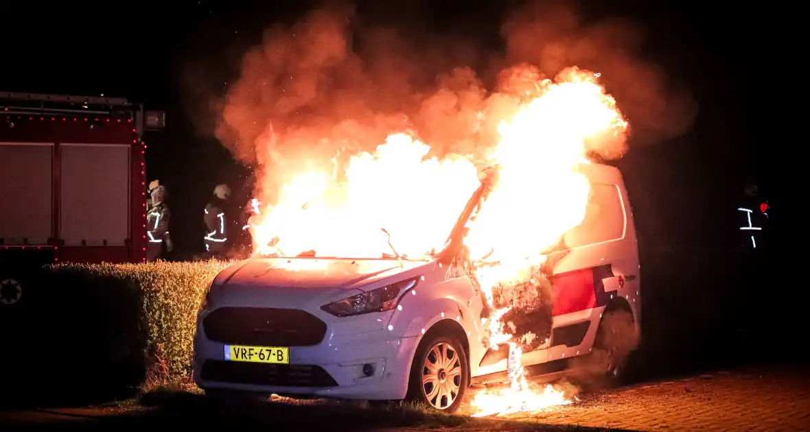 Metershoge vlammen slaan uit bestelbus - Foto 7