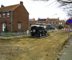 Voertuig moederziel in opgebroken straat