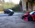 Twee personenwagens botsen frontaal op elkaar