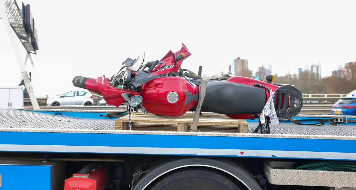 Van Brienenoordbrug deels afgesloten door ongeval