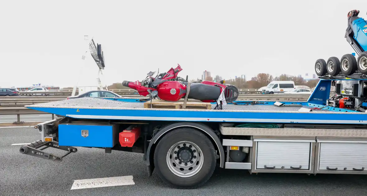 Van Brienenoordbrug deels afgesloten door ongeval - Foto 1