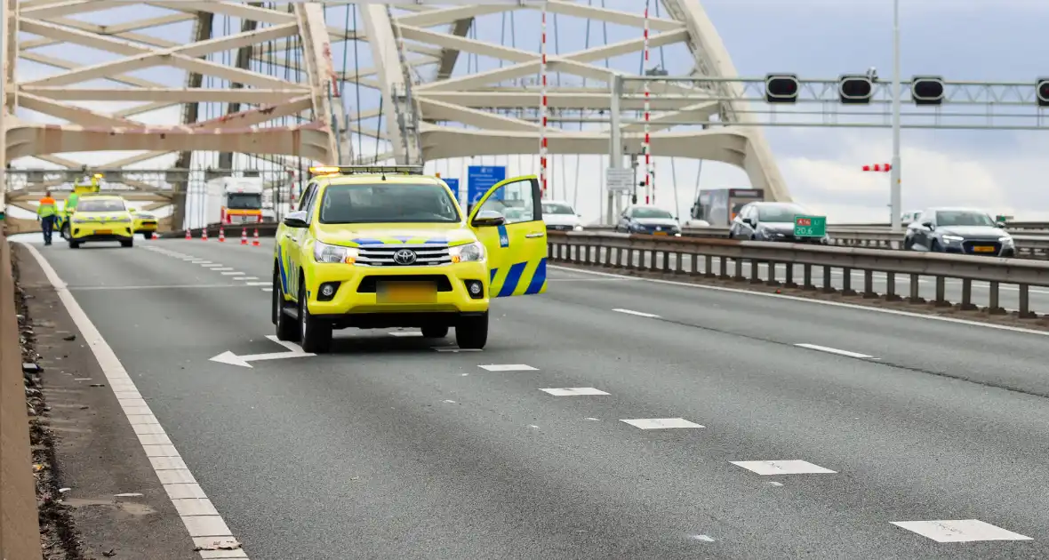 Van Brienenoordbrug deels afgesloten door ongeval - Foto 4