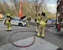 Motor van auto vliegt in brand na autorit