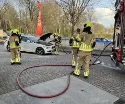 Motor van auto vliegt in brand na autorit