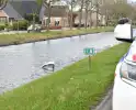 Omstanders redden man uit te water geraakte auto