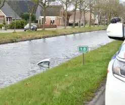 Omstanders redden man uit te water geraakte auto