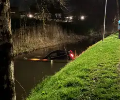 Bestuurder maakt stuurfout en rijdt water in