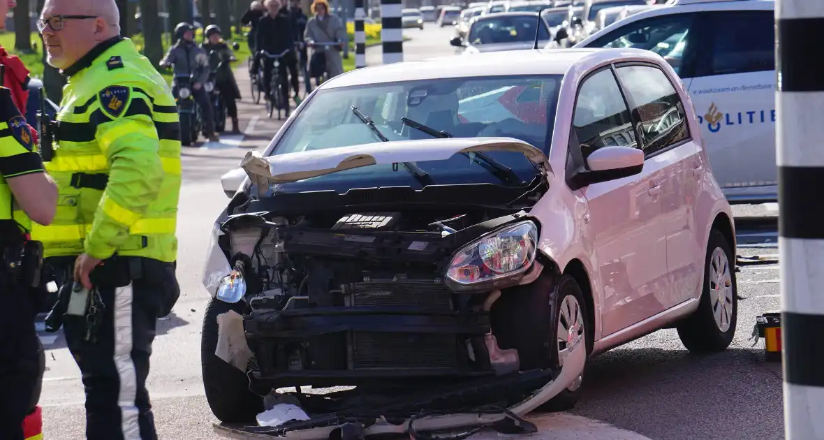 Auto's zwaar beschadigd na frontale botsing