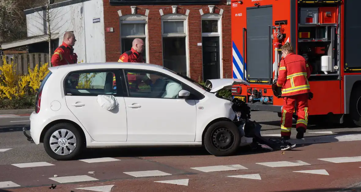 Auto's zwaar beschadigd na frontale botsing - Foto 4