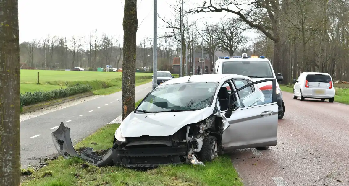 Flinke schade nadat auto botst tegen boom klapt - Foto 4