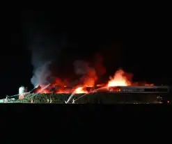 Uitslaande brand in loods, Zeelandbrug afgesloten vanwege rookontwikkeling