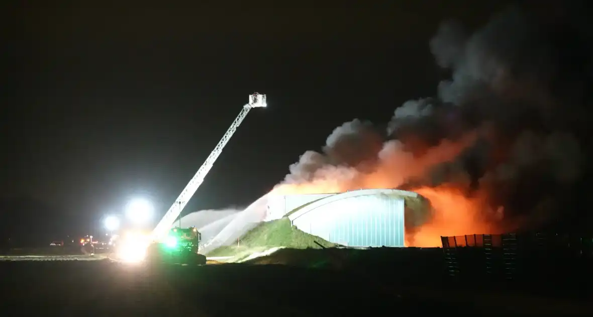 Uitslaande brand in loods, Zeelandbrug afgesloten vanwege rookontwikkeling - Foto 1