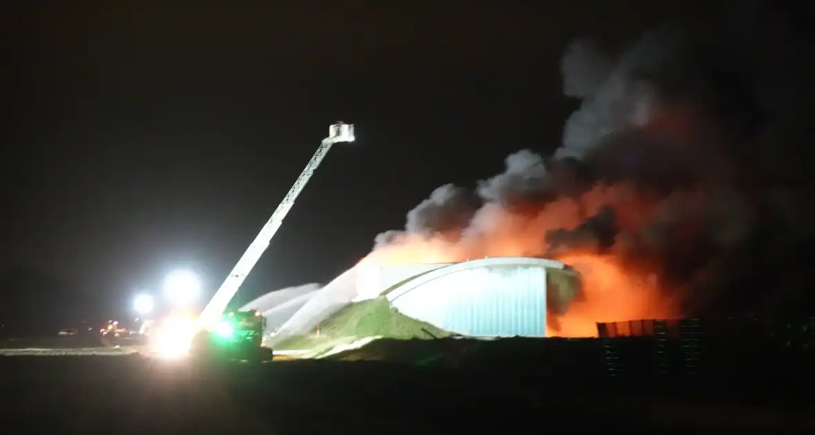 Uitslaande brand in loods, Zeelandbrug afgesloten vanwege rookontwikkeling - Foto 2