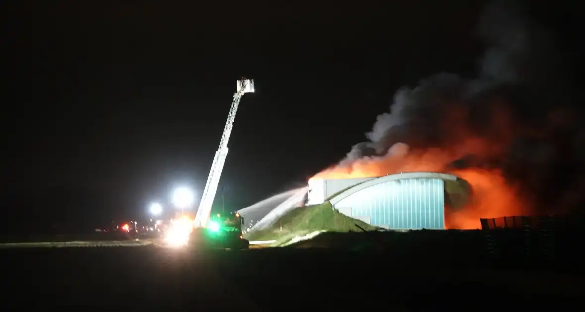 Uitslaande brand in loods, Zeelandbrug afgesloten vanwege rookontwikkeling - Foto 3