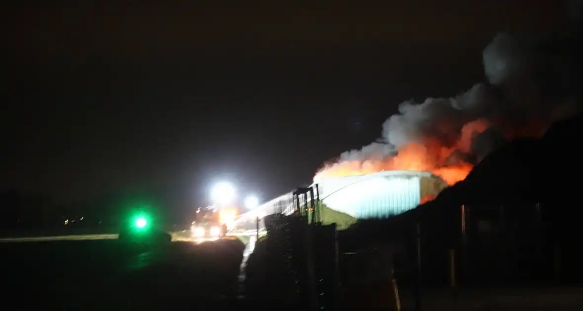 Uitslaande brand in loods, Zeelandbrug afgesloten vanwege rookontwikkeling - Foto 4