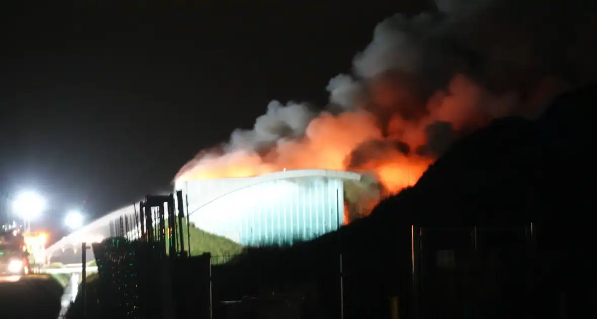 Uitslaande brand in loods, Zeelandbrug afgesloten vanwege rookontwikkeling - Foto 5
