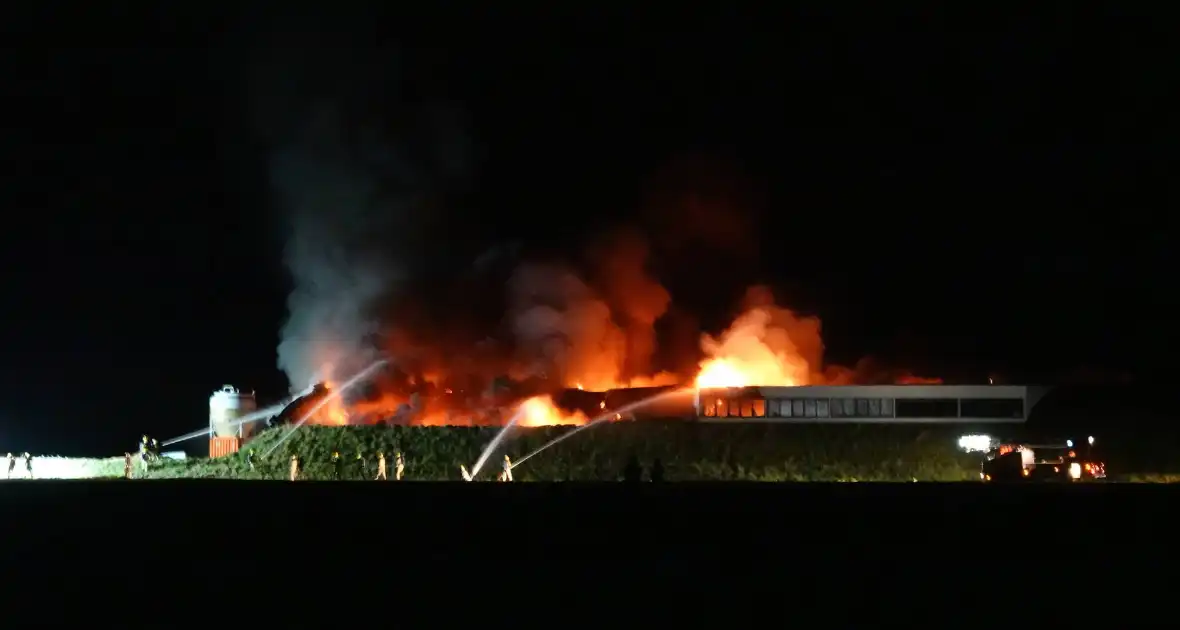 Uitslaande brand in loods, Zeelandbrug afgesloten vanwege rookontwikkeling - Foto 7