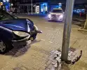 Personenwagen botst tegen lantaarnpaal
