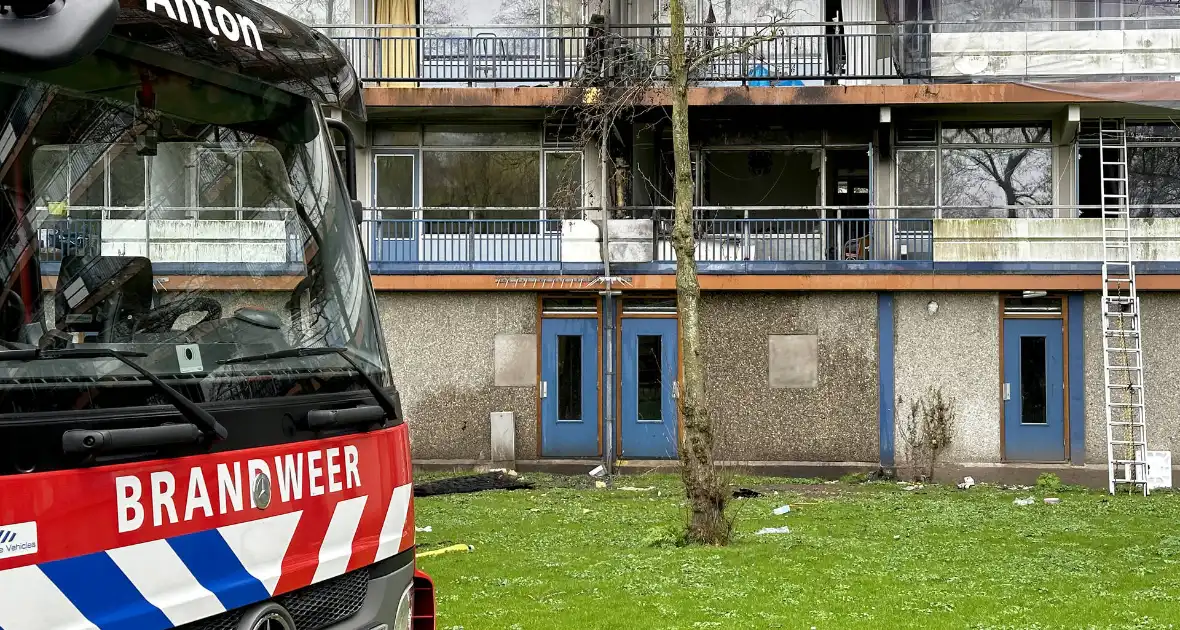 Brand uitgebroken na explosie in woning in Amsterdam Zuidoost - Foto 1