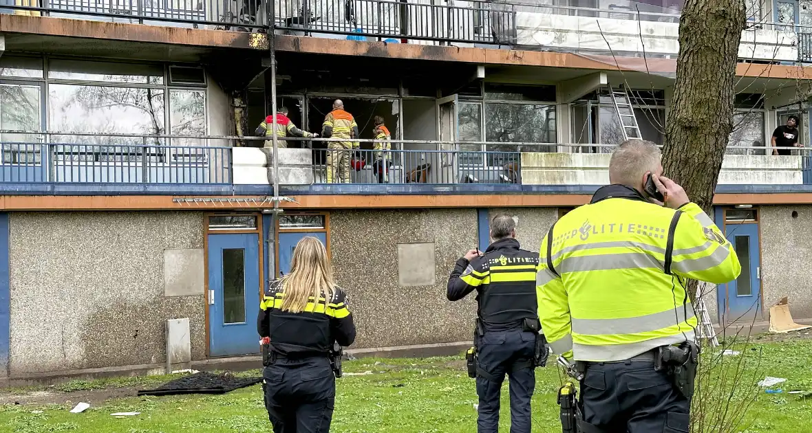 Brand uitgebroken na explosie in woning in Amsterdam Zuidoost - Foto 3