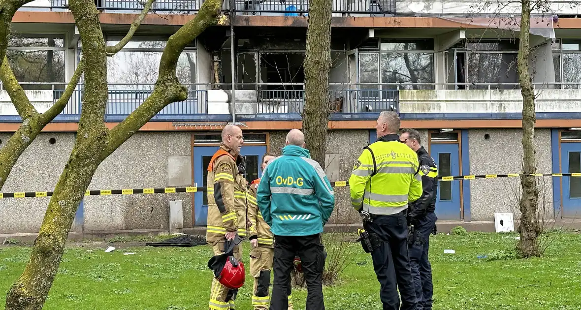 Brand uitgebroken na explosie in woning in Amsterdam Zuidoost - Foto 5