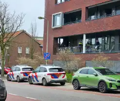 Politie doet onderzoek in woning na aantreffen overleden persoon