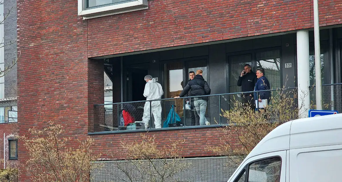 Politie doet onderzoek in woning na aantreffen overleden persoon - Foto 6