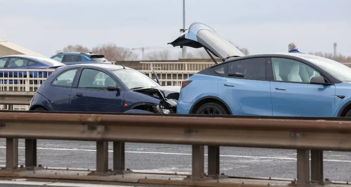 Kop-staart aanrijding op de Van Brienenoordbrug