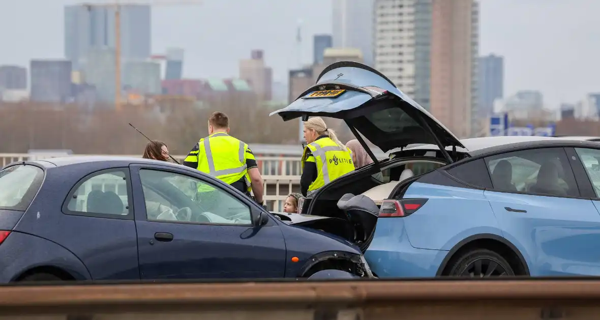 Kop-staart aanrijding op de Van Brienenoordbrug - Foto 1