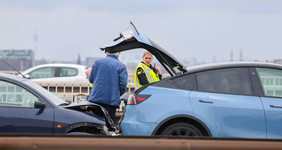 Kop-staart aanrijding op de Van Brienenoordbrug - Foto 2