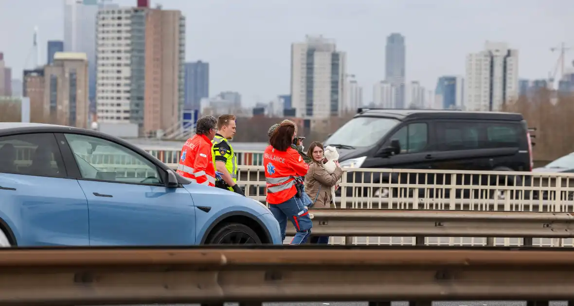 Kop-staart aanrijding op de Van Brienenoordbrug - Foto 3